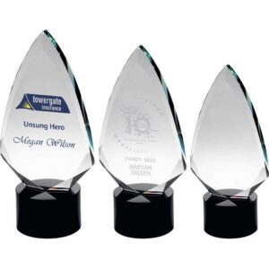 CLEAR GLASS ARROWHEAD (20mm THICK) ON ROUND BLACK BASE CLEAR GLASS ARROWHEAD (20mm THICK) ON ROUND BLACK BASE